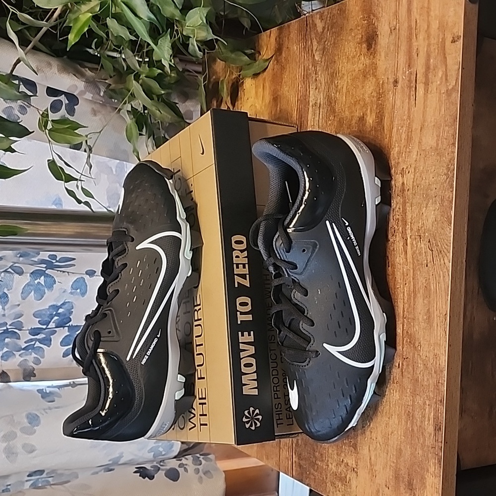 SALE💫NIKE SOFTBALL CLEATS SZ 11